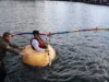 В Орегоне прошли гонки на гигантских плавающих тыквах, собравшие большую толпу